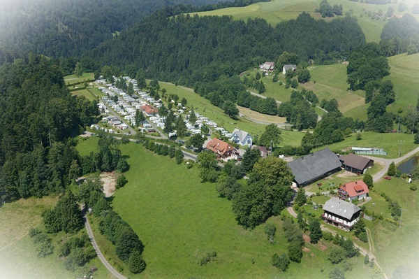 Luftbild �ber den Hof und Campingplatz Steingrubenhof